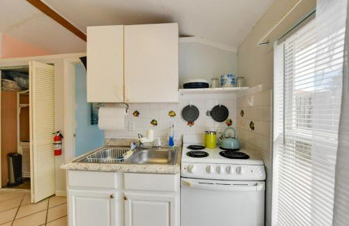 1 Mi to Nokomis Beach Quiet Getaway with Fire Pit - Foto 11