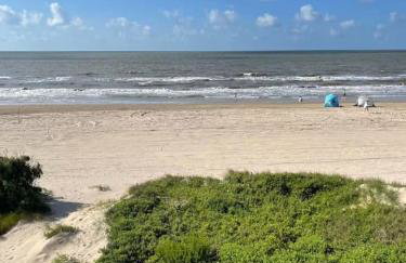 Beachfront Views with 3 bedrooms and 2 bathrooms - Foto 11