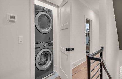 New 2 Luxe Townhomes with Rooftops Sleeps 24 - Foto 26