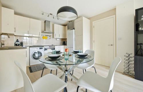 Steps from Train Station - Modern 2-Bedroom with Balcony & Cambridge Amenities, Family Friendly - Foto 27