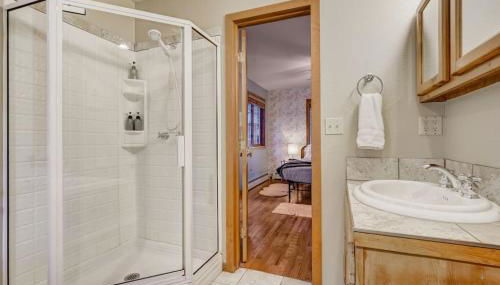 Chic chalet w/ hot tub, ping-pong, arcade bball - Foto 3