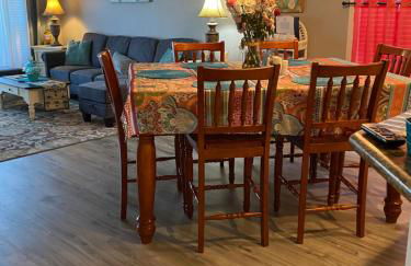 First Class Treatment Luxurious end unit Patio Pool Restaurant Bar on premises Steps away from Everything else! Spacious Condo Stocked with all You Need! - Foto 14