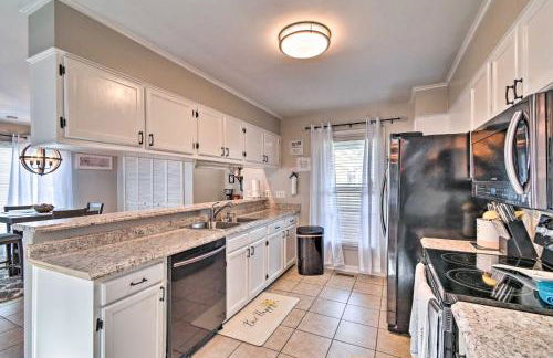 Fayetteville Vacation Rental with Sunroom and Yard! - Foto 10