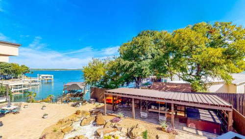 Hot Tub & Views: Luxe Lake Bridgeport Retreat - Photo 2