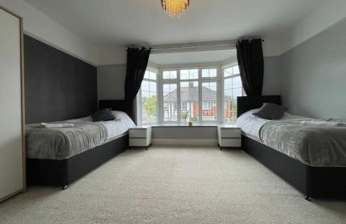 Luxurious Detached Holiday House Free Parking near Airport Town Centre Railway Station - Foto 47