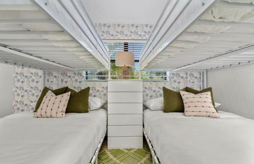 Walk to Beach, Heated Pool, Dog-Friendly, Firepit - Foto 39