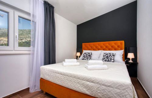 VILLA CVITA is a modern 5-bedroom villa with a Jacuzzi, a Gym and Finnish Sauna, a heated pool, and amazing views - Foto 33