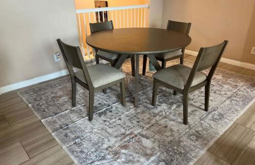 Private and Stylish 3Bdrm 3Ba Townhome, Gated Patio, King Bed, Spacious, Free Parking, Available now - Foto 10