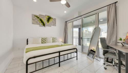 City Lights 2BR I Parking I King Bed I Workspace - Foto 5