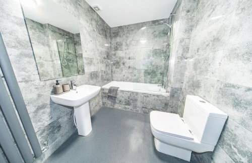 RYAN AIR I BNB - Huge 4 Bedroom House with Free Parking - Foto 15