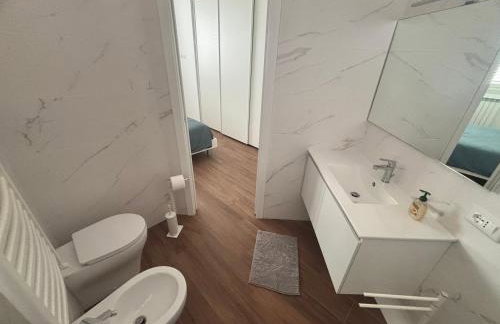 Grazioso appartamento Peschiera Borromeo a 10 minuti in auto da Milano, aeroporto Linate e ospedale Cardiologico e di San Donato - Photo 2