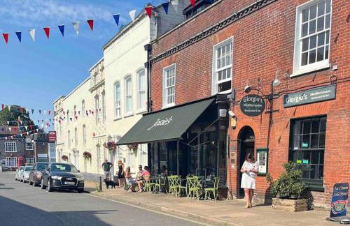 Bright, modern & close to historic town - Photo 31