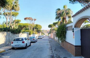 Villa Verde con Piscina a 800m de la Playa by Chiclana Dreams - Foto 40