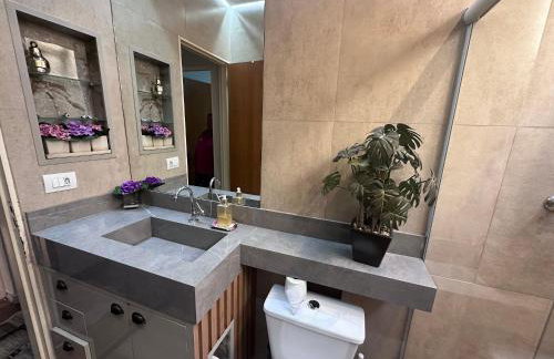 Casa do Rosa - Piscina Aquecida - Churrasqueira - 8 pessoas - SJBV - Foto 10