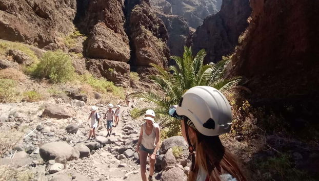 Appréciez le paysage des parois rocheuses