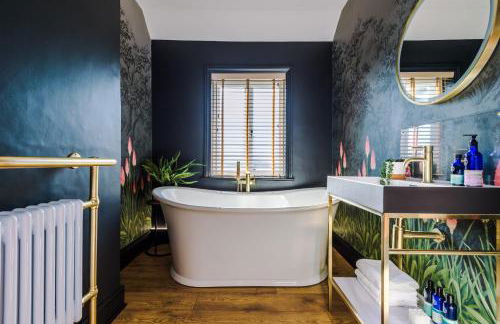 Unique 4 Bed Home in The Windsor Tapestries by Casa by Grace - Sleeps 7-9, Private Hot Tub Hire, Free Parking, Dog Friendly, Legoland, Windsor Castle - Foto 9