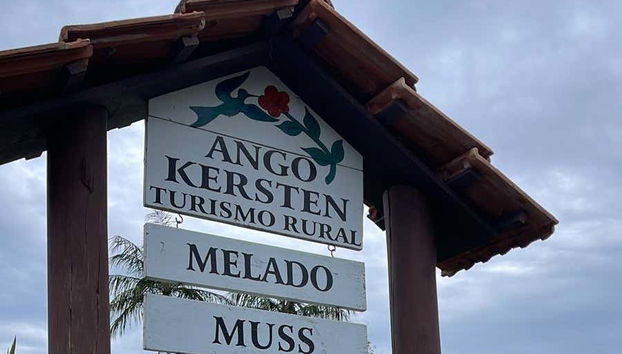 Placa da entrada da fazenda Ango Kersten