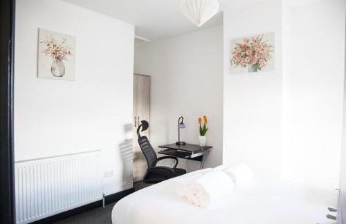 Stylish Home, hosted by ESONGRACE Stays, Stoke-on-Trent - Perfect for Families - Contractors - Holiday makers - Emergency Housing - Professionals, Relocators - Foto 6