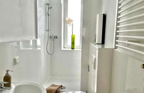 Design Apartment - Parking - Kingsize-Bett - 2x Bad - Zentrum - Foto 12