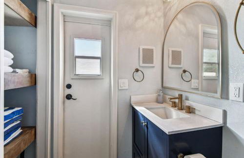 Luxury Home with Hot Tub & Outdoor Oasis blocks from the Beach - Foto 54