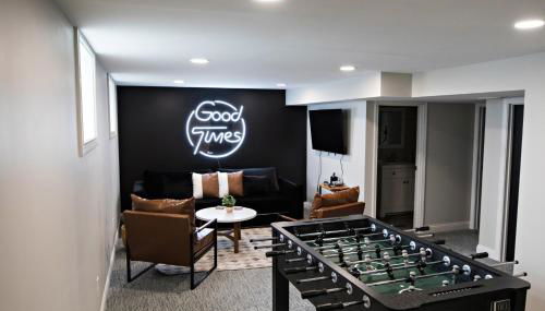 2BR Townhome with Parking - Walk to Stadiums & Downtown - Foto 2