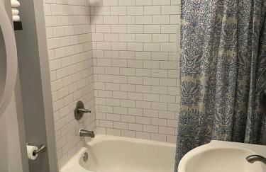 HISTORIC DOWNTOWN KING BED COTTAGE- PARKING and PATIO - Foto 46