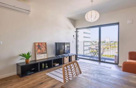 Soft Modern Flat With Pool & Gym by LovelyStay - Photo 10