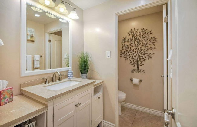 Southern Exposure w/ Private Balcony - Foto 12