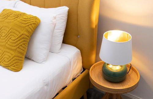 JOIVY Iconic Cockburn Street 4 Bedroom Apartment: Heart of Old Town - Foto 32