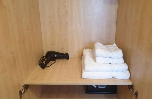 London Luxury 6 Bedroom Family House Sleeps 12 people Parking for 4 Cars Close to tube. - Foto 78