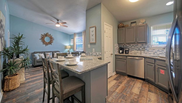 Stylish 2BR Coastal Getaway w/ Pool & Prime Location Lazy Fun - Foto 3, Interior