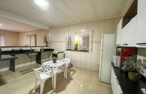 Casa com churrasqueira e piscina, perto de riacho - Foto 7