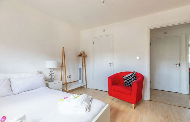 Skyline Haven Modern 2BR w/ Free Parking & 4kTV - Photo 8