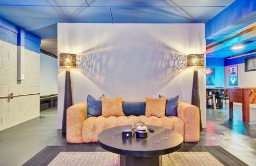 Lux Retreat with Indoor Swim Spa Game Lounge Theater Hot Tub Sauna - Foto 17