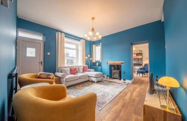 Host Stay Corner Cottage - Photo 1