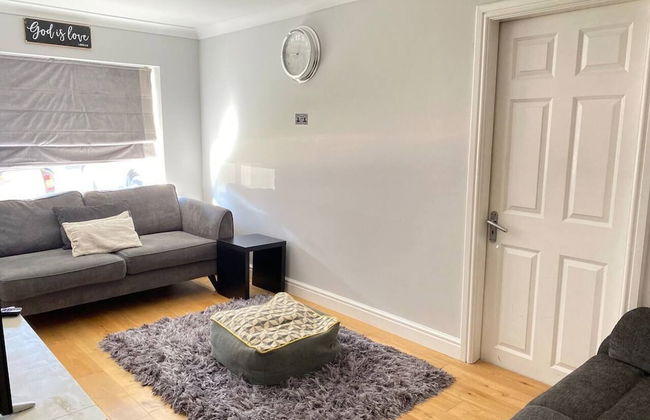 4-bed House With Private Garden in Barnsley! - Photo 20