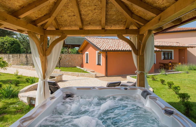 Attractive Holiday Home with Pool, Hot Tub, Patio, Courtyard - Foto 10