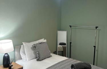 Cozy 2-Bed Home near Barnwell Country Park - Free Parking - Photo 13