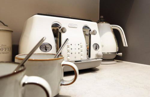 Modern Comfort Near Castle St with WiFi & Parking! - Foto 14