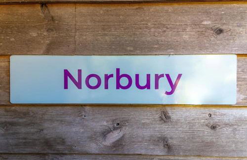 Norbury, woodland lodge with hot tub for 12 - Foto 42