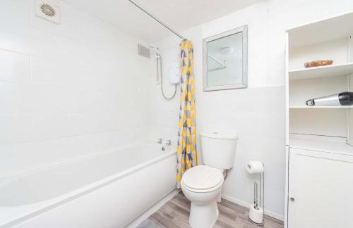 Central Townhouse Wolverhampton - Sleeps 8 - Ideal for Contractors & Families - Foto 27