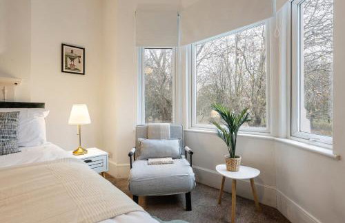 Spacious Retreat 5 Beds Sleeps 8 Free Parking - Foto 5