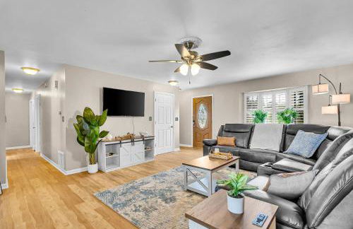 Four Bed Home with Pool Game Room Bar Near Beach - Foto 8