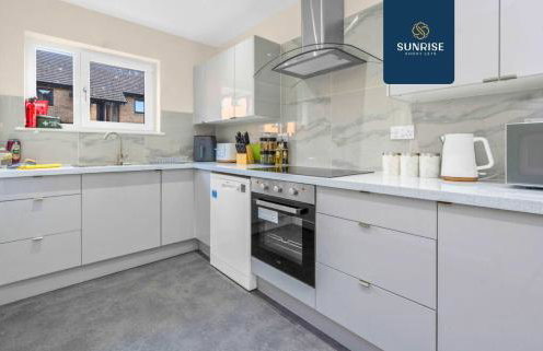 L1 - INVOICE and REDUCED PRICE only via SUNRISE SHORT LETS DUNDEE, Large 4 Bedroom House with 6 Beds and 3 bathrooms, TVs in each room, Free Parking, Fully Equipped, Local Amenities, Easy Ring Road Access, Special Rates and ONLY 9 Mins to STANNERGATE Port - Foto 9