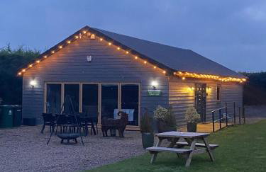 King Richard's Luxury Lodge - Sleeps up to 8, Dog Friendly, Near Sherwood Forest at Fairview Farm in Nottingham set in 88 acres and great for Groups, Family Gatherings & Corporate events - Foto 1