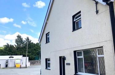 Modern 4-bed Cottage Llanwrst Town Centre & Parking - Snowdonia! near Betws-y-Coed - Photo 26