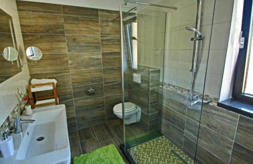 Beachfront Luxury Villa with Private Pool & Stunning Sea Views - Photo 14