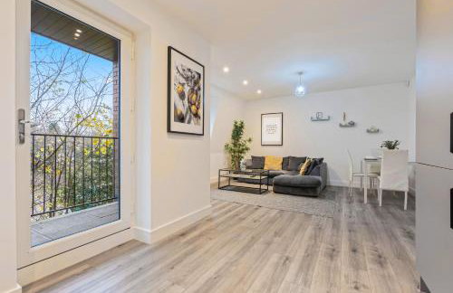 Stylish Two Bedroom Apartment - Secure Parking & Balcony 9MC - Photo 24