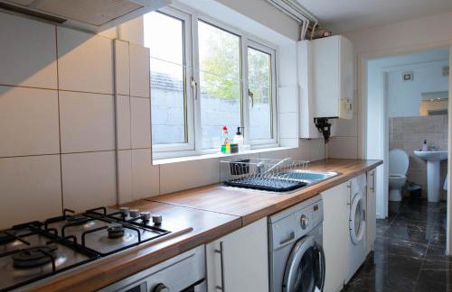 5BR House, Free Parking, Fast Wi-Fi, Sleeps 10 - Foto 9