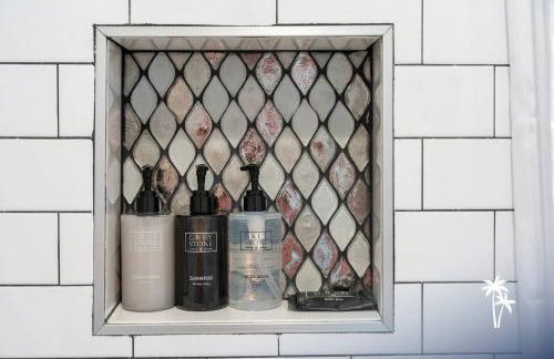 Lake View Top Floor 2 Bed 2 Bath Condo with Balcony - Foto 27